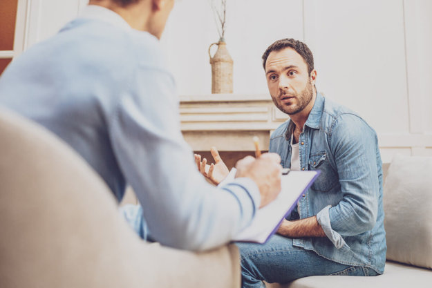florida dual diagnosis rehab program man meets with therapist at florida dual diagnosis rehab program